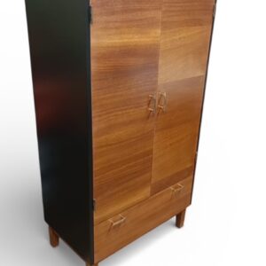 Vaatekaappi / kaappi