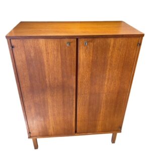 Teak liinavaatekaappi