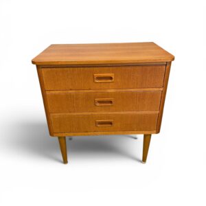 Teak lipasto