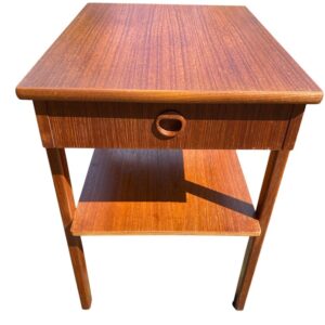 Teak yöpöytä
