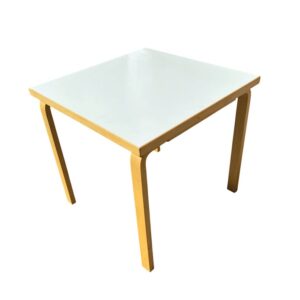 Artek 81C pöytä